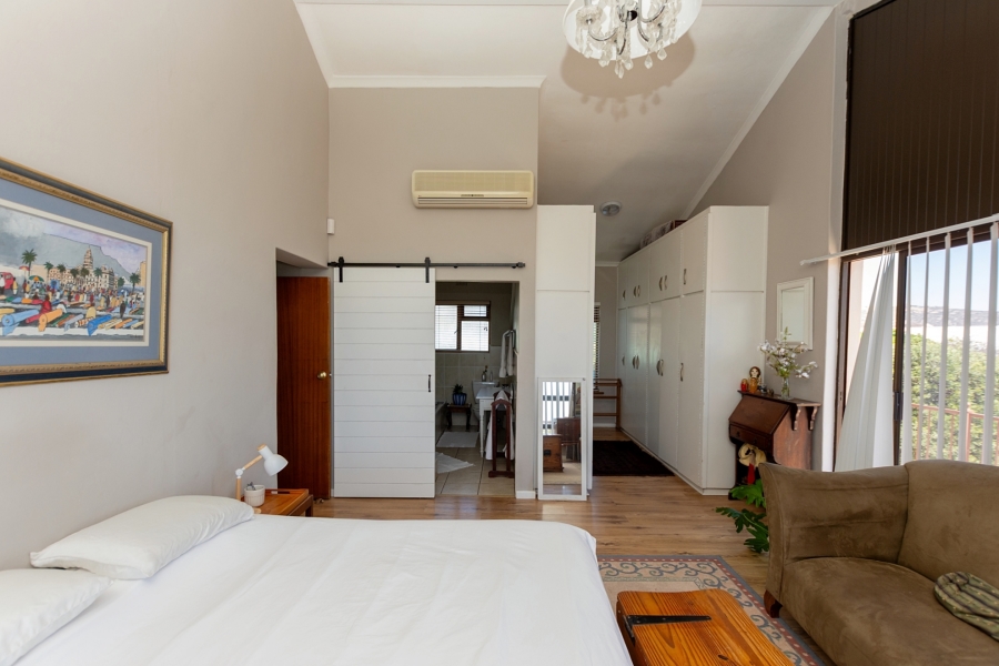 6 Bedroom Property for Sale in Middedorp Western Cape